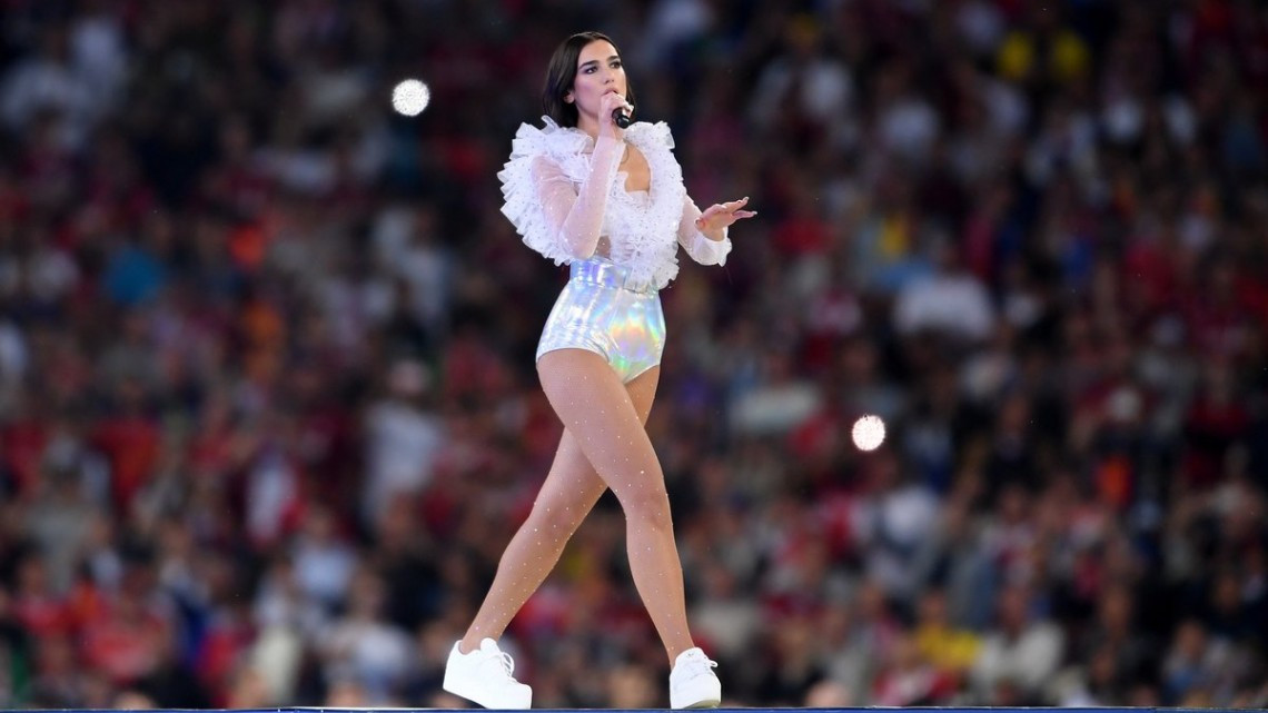 Dua Lipa deslumbra con su show en la Champions