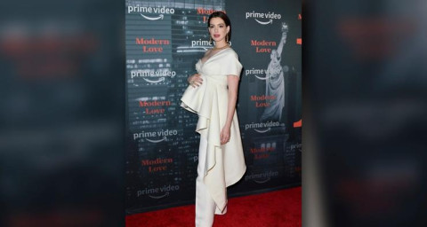 Anne Hathaway luce su embarazo en alfombra roja