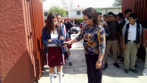 Encuentran drogas y armas en mochilas de alumnos 