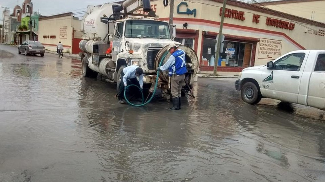 Comapa trabaja con equipo vactor