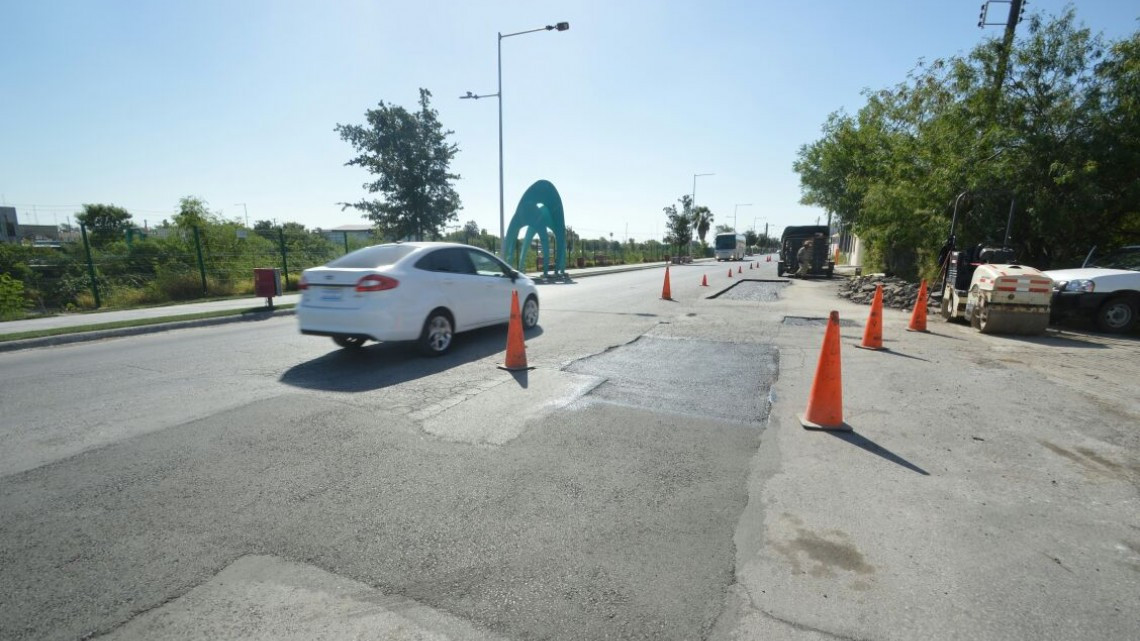 Realizan labores de bacheo en Avenida Garza Zamora