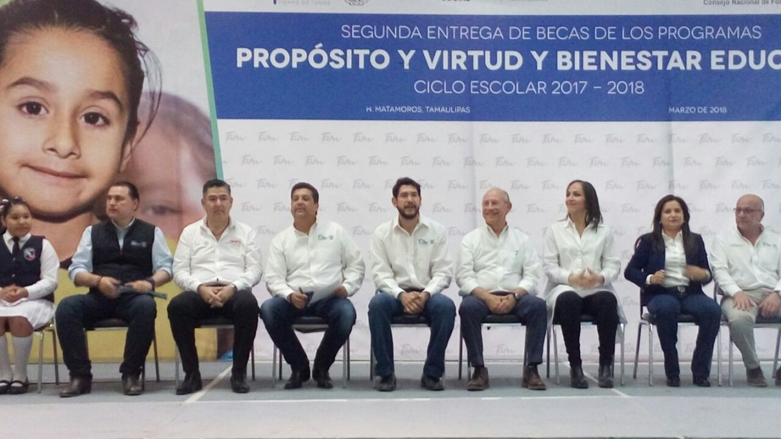 Realiza Gobernador segunda entrega de Becas a estudiantes