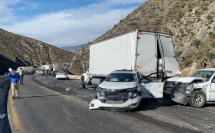 Tráiler se impacta con vehículos en carretera de Coahuila y deja 5 muertos 