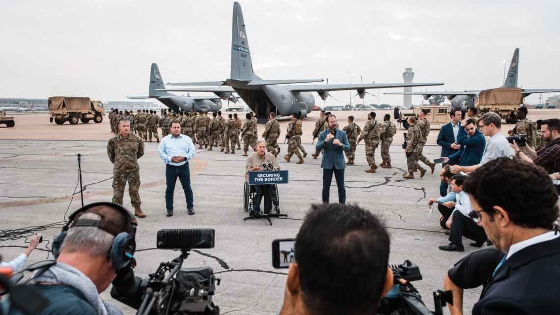 Gobernador de Texas envía helicópteros a frontera con México-EU