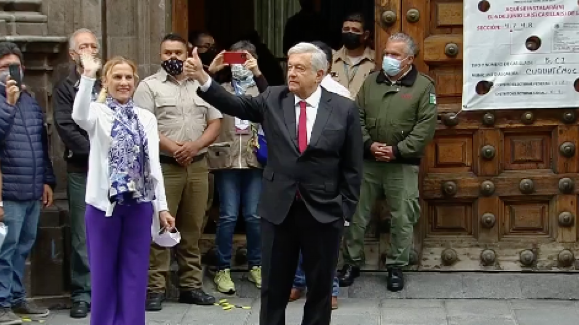 Emite AMLO su voto en el Museo de Arte de la SHCP 