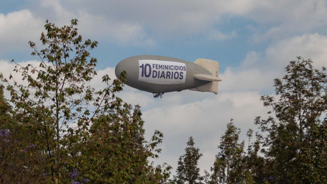 "Nos ponen muros, vallas y granaderos. Subimos al cielo", protestan por feminicidios con Zeppelin sobrevolando por la CDMX 
