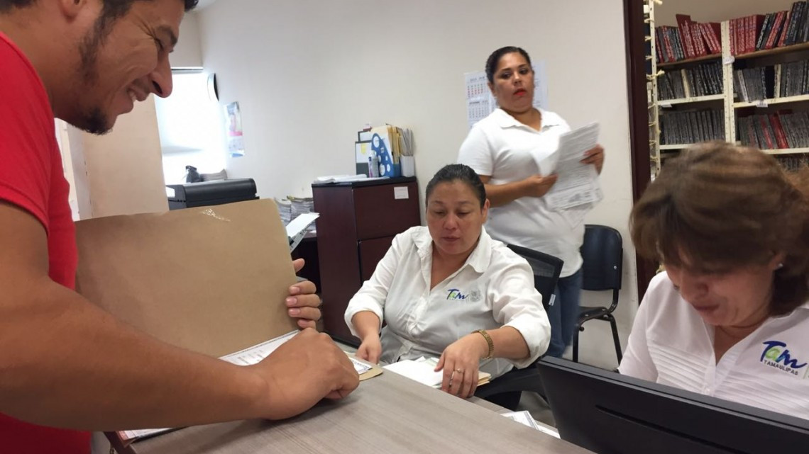 Largas filas en el registro civil provocan enojo entre ciudadanos