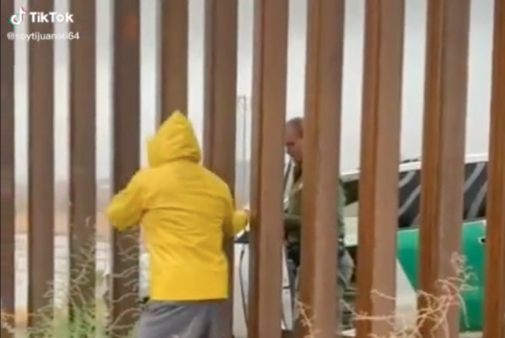 Captan a un agente de la ‘migra’ comprando tamales