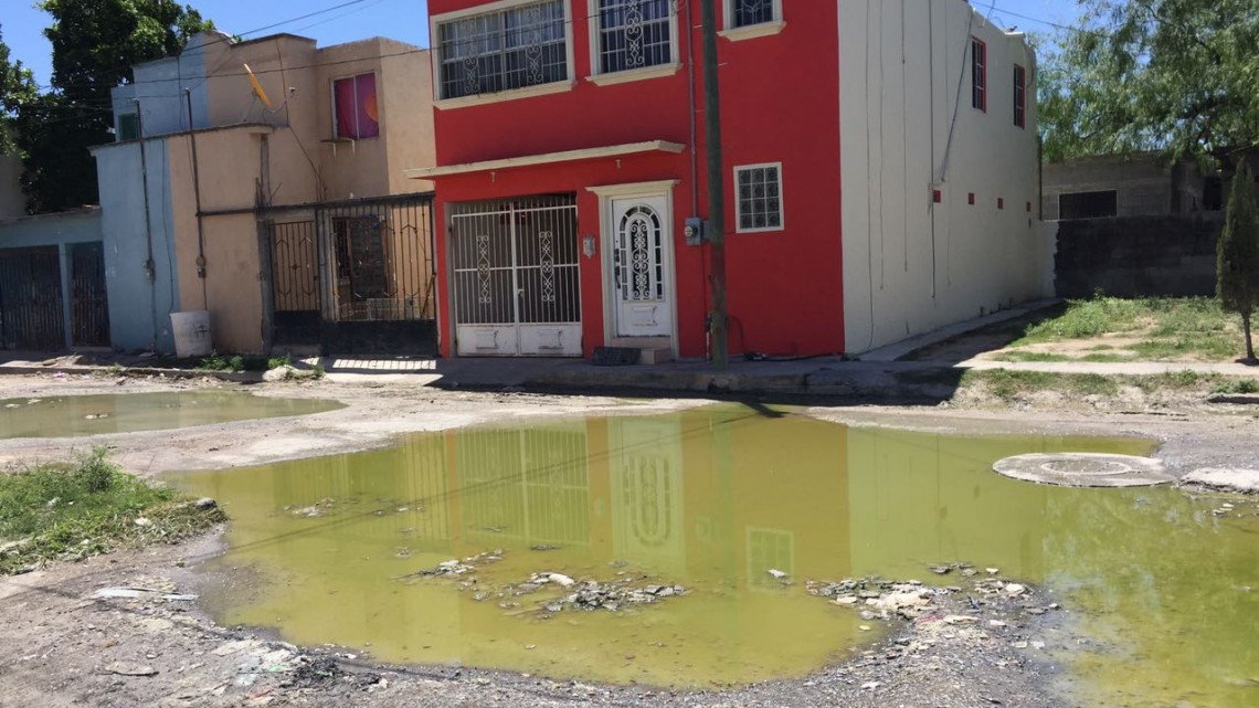 Habitan colonos entre aguas negras en Matamoros 
