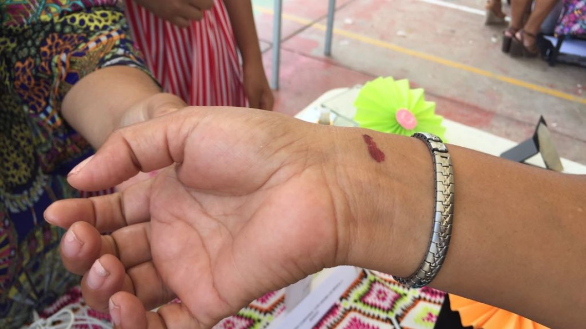 Jóvenes estudiantes aprenden a elaborar productos de limpieza