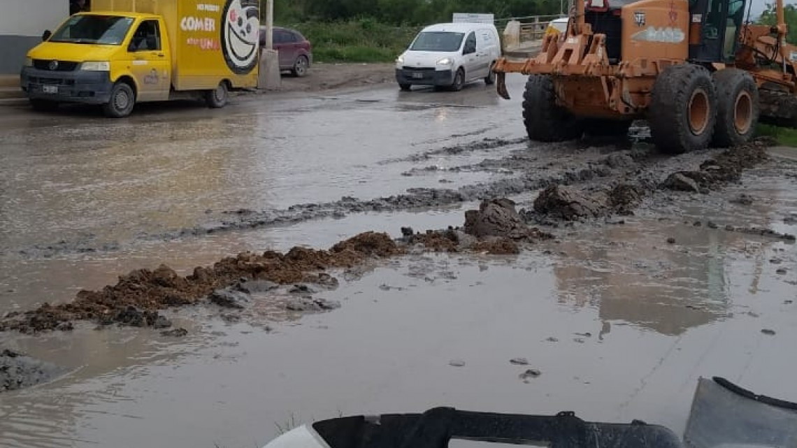 Municipio desazolva calles y camellones