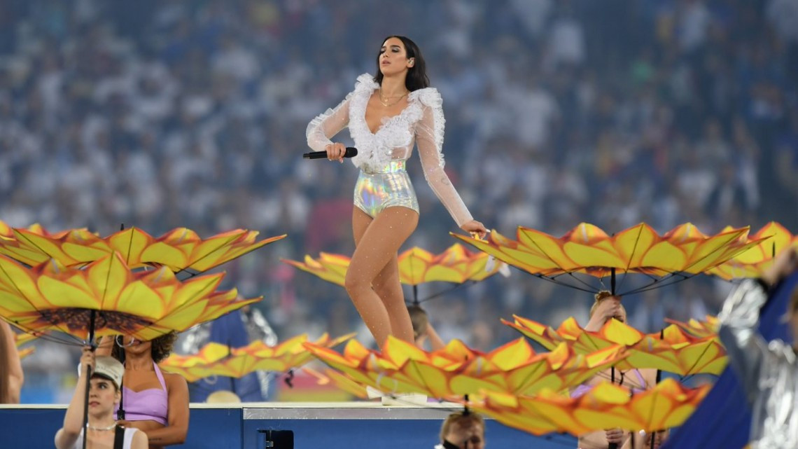 Dua Lipa deslumbra con su show en la Champions
