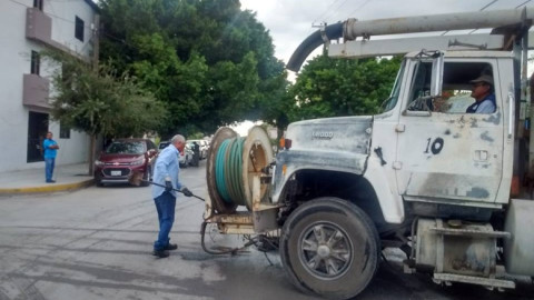 Comapa trabaja con equipo vactor