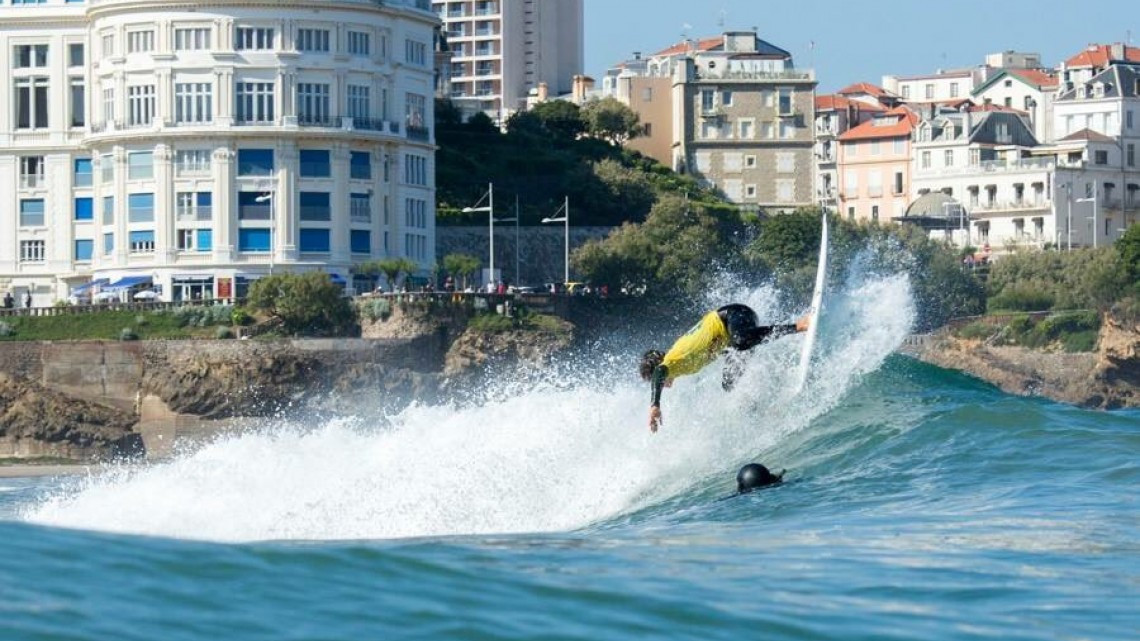 El mexicano Jhonny Corzo, campeón mundial de surf en Francia