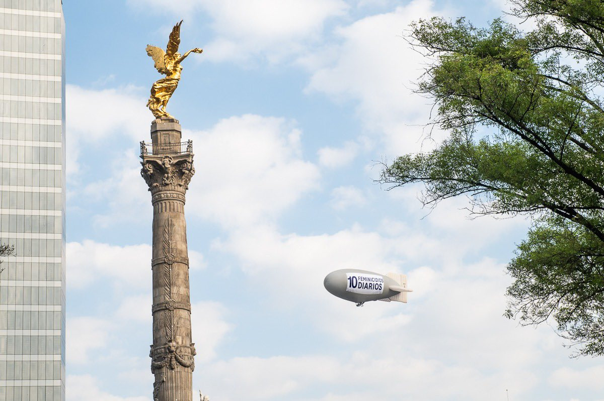 "Nos ponen muros, vallas y granaderos. Subimos al cielo", protestan por feminicidios con Zeppelin sobrevolando por la CDMX 