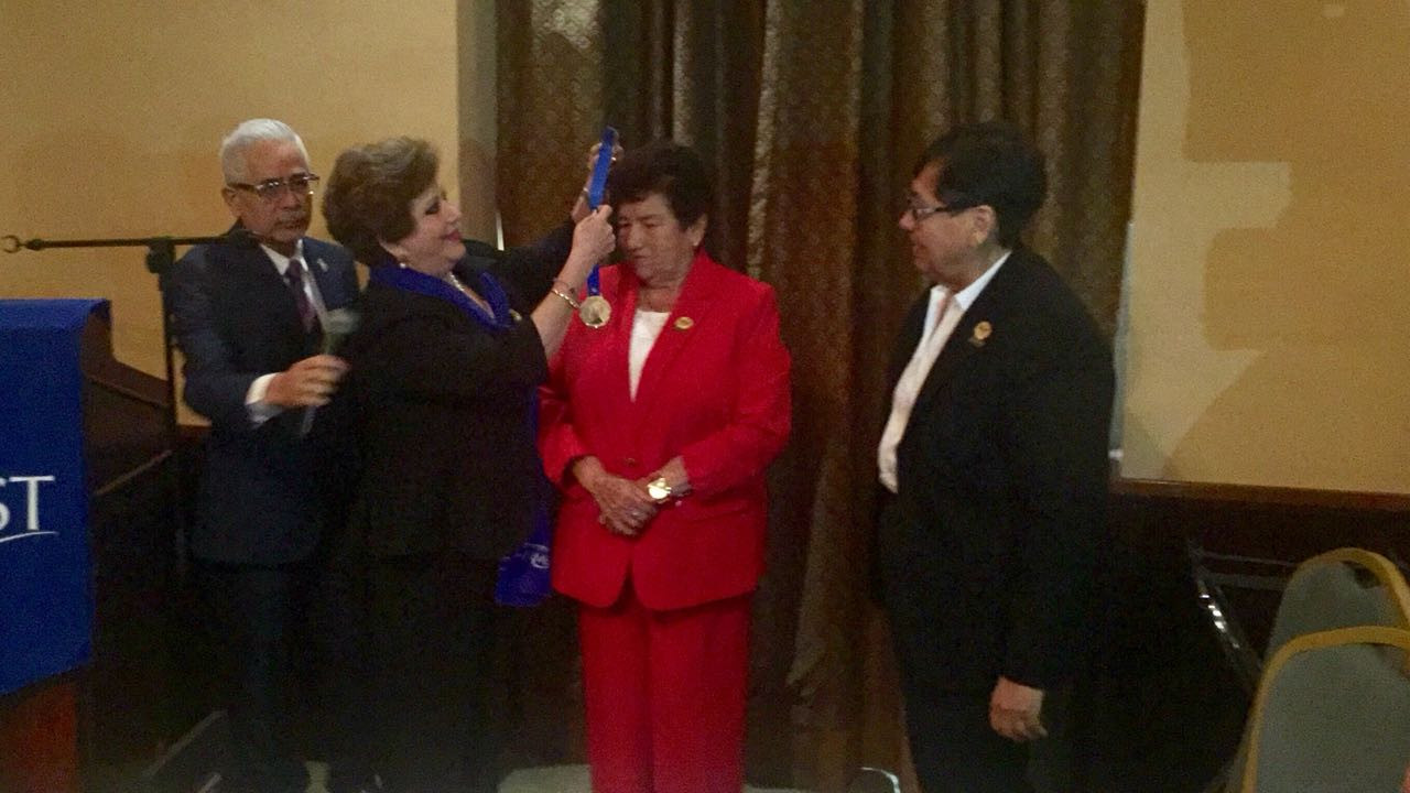 Otorgan medalla al mérito político Leona Vicario a Magdalena Peraza Guerra