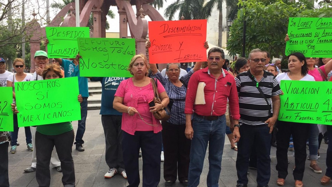 Ex empleados municipales se plantan frente a presidencia municipal