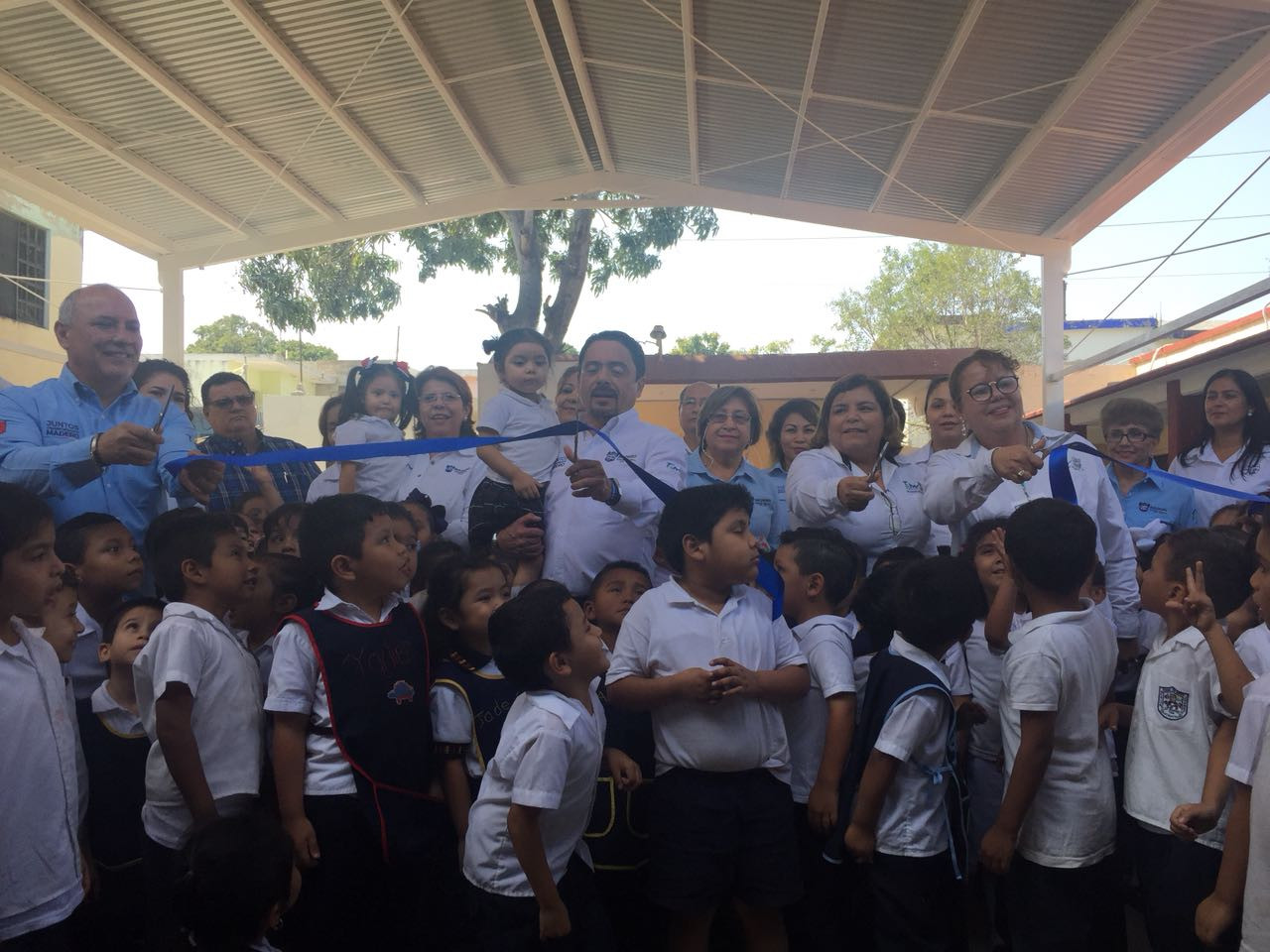 Entregan techumbre metálica a jardín de niños Benito Juárez