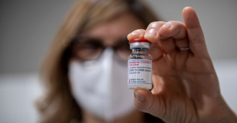 Posponen vacunación anticovid para maestros por retraso el embarque