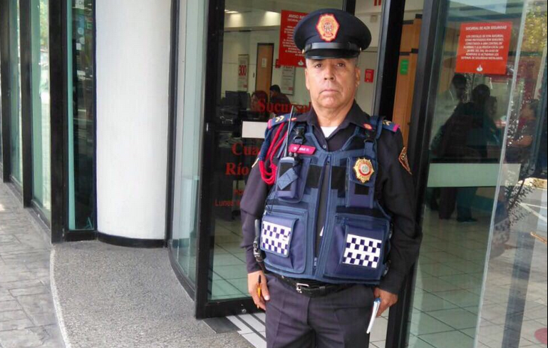 Policía honesto encuentra cheque y lo entrega a dueño