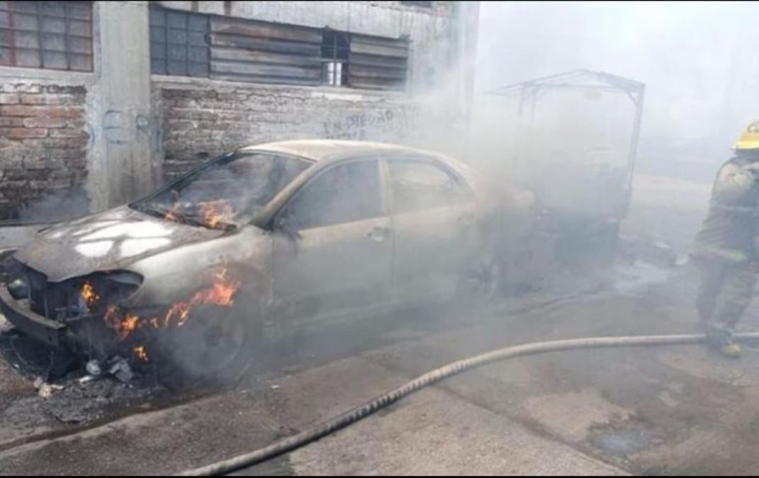 Camioneta cargada con huachicol vuelca y se incendia en Michoacán
