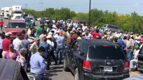 Productores bloquean carretera Victoria-Matamoros