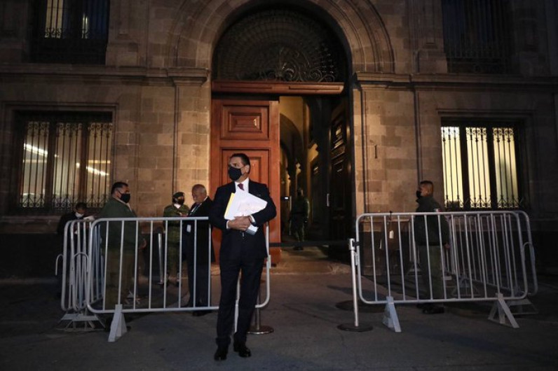 Acude Silvano Aureoles a Palacio Nacional; AMLO no lo recibe 