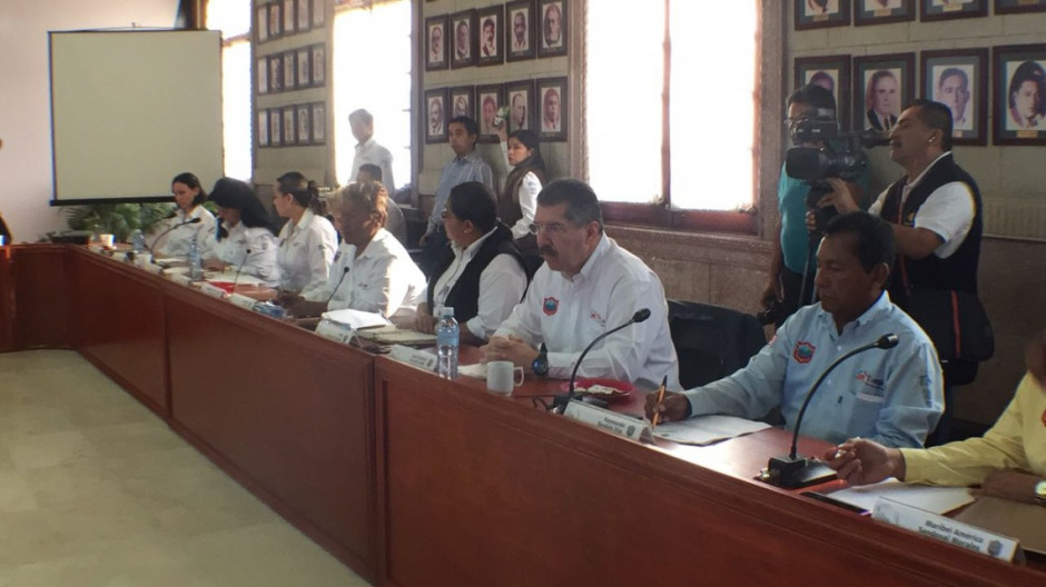 Denuncian ordeña de gasolina a patrullas de tránsito