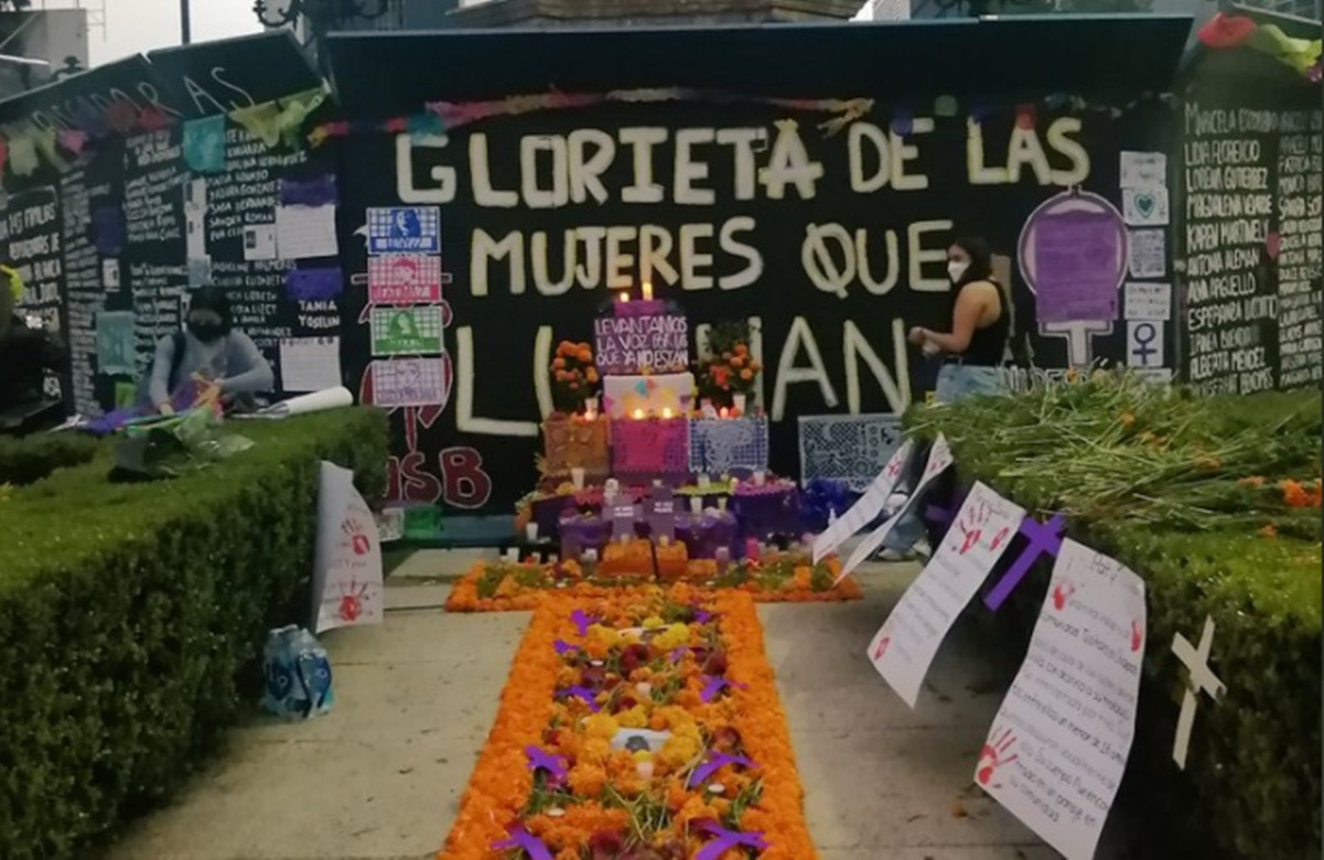 Instalan ofrenda por feminicidios en la Glorieta de las Mujeres que Luchan