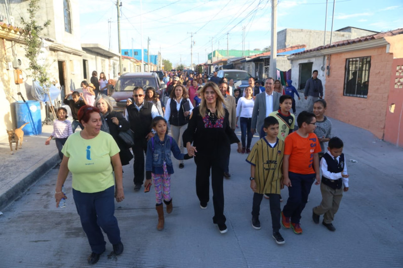 Entrega Maki 7 calles pavimentadas más