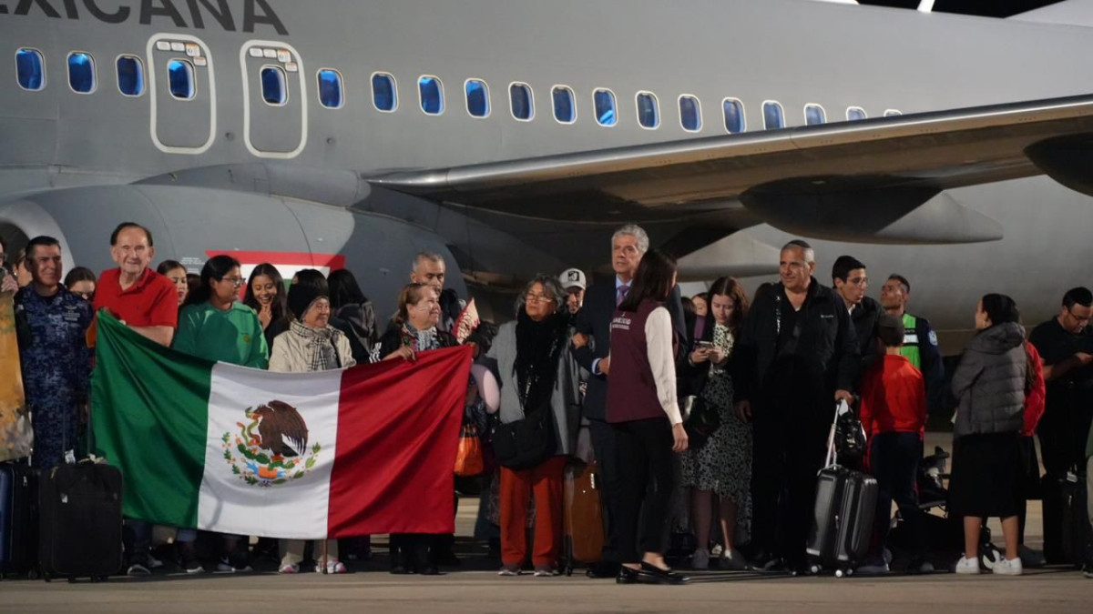Arriba al AIFA primer avión con mexicanas y mexicanos repatriados desde Israel