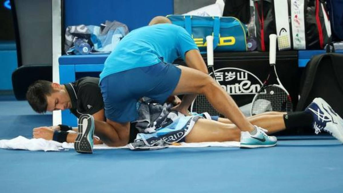 ¡Ni las molestias físicas detienen a Djokovic!
