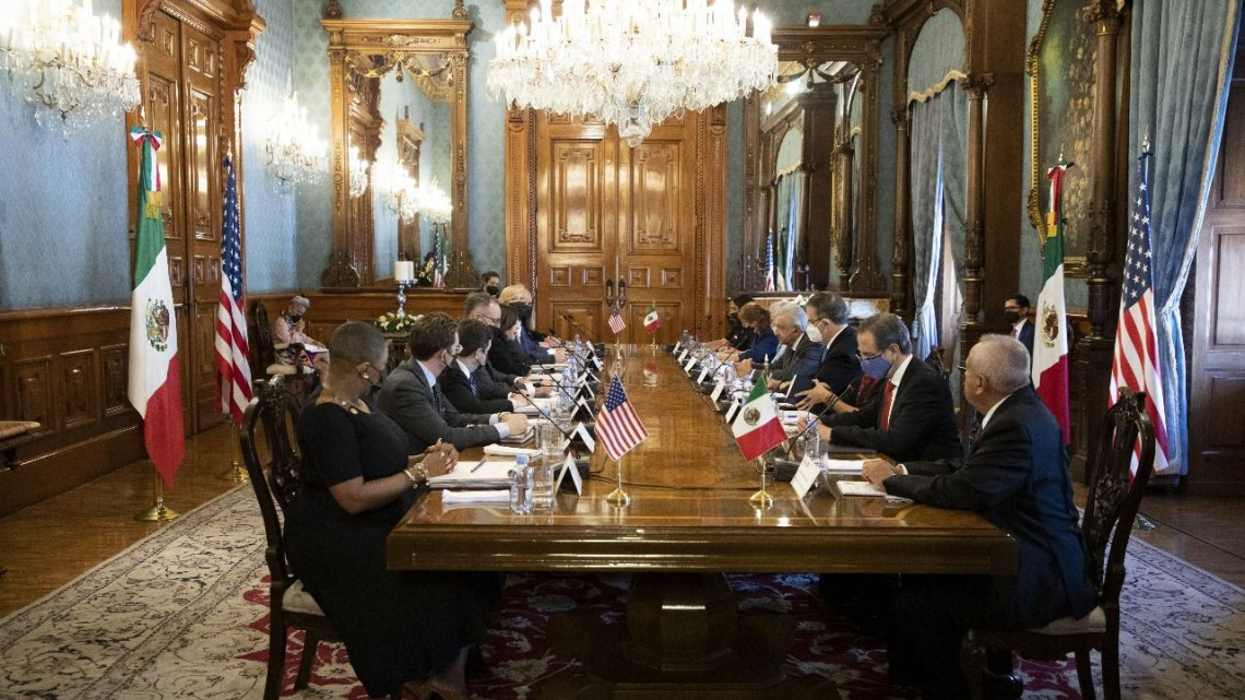Arriba Vicepresidenta de EU, Kamala Harris a Palacio Nacional 