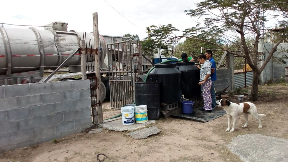 Familias de colonias y ejidos reciben agua en pipas