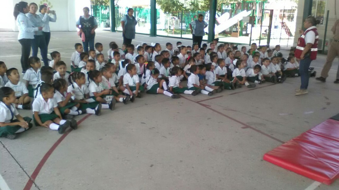 “Bomberito por un día” instruye a niños a reaccionar en caso de una emergencia