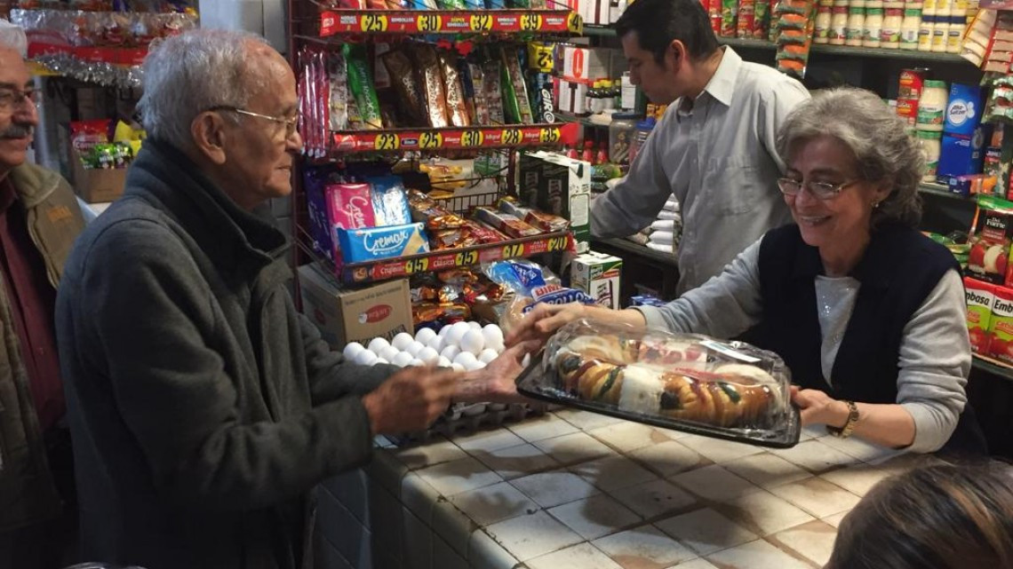 Entregan roscas a locatarios del Mercado “18 de Marzo”