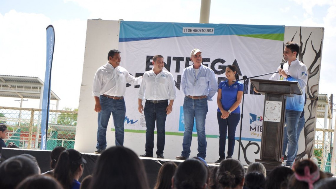 Entrega el INDE uniformes a equipos deportivos en Mier 1 de septiembre de 2018