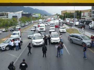 Falta de agua provoca bloqueos en Carretera Nacional a Nuevo León