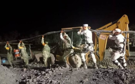Buzos piden rasgos de mineros en Sabinas, a 2 días del derrumbe