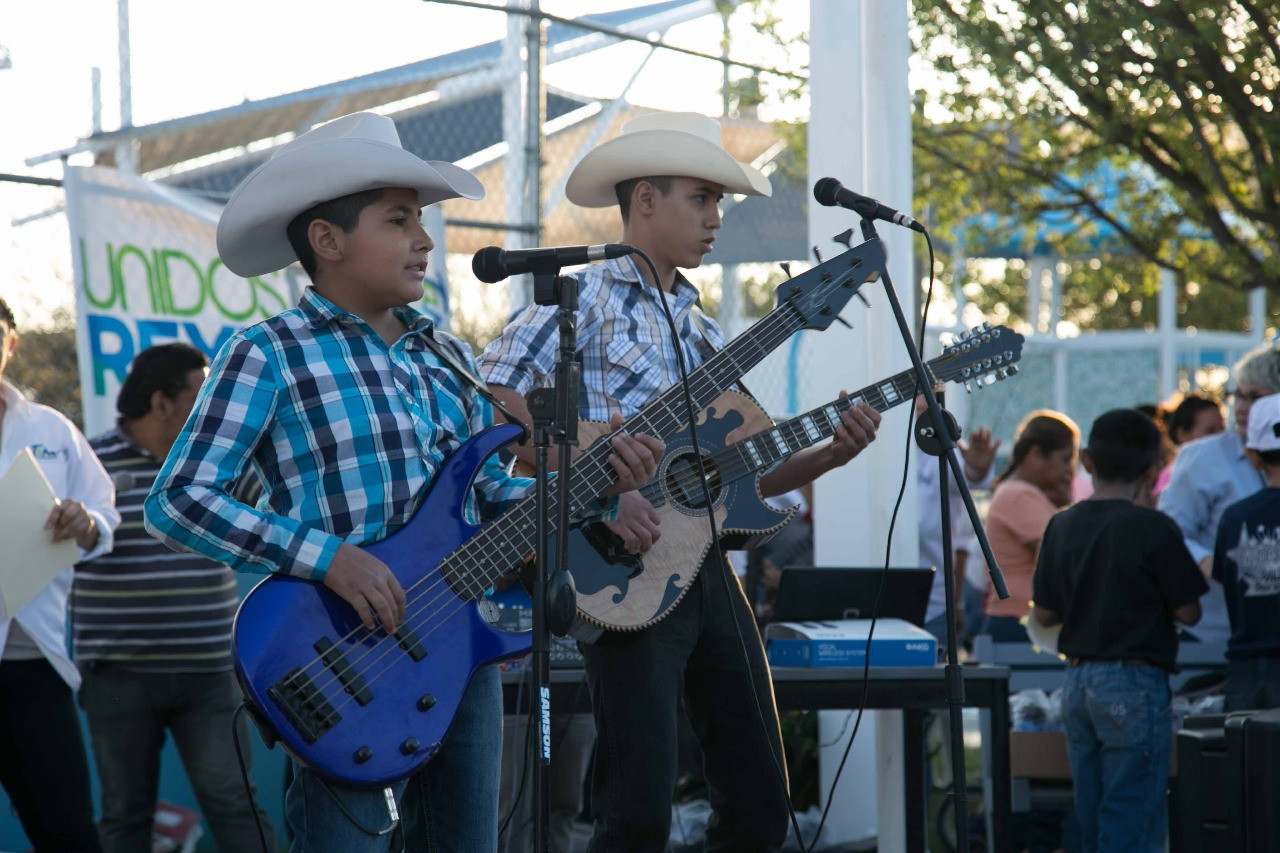 Disfrutan familias de eventos culturales