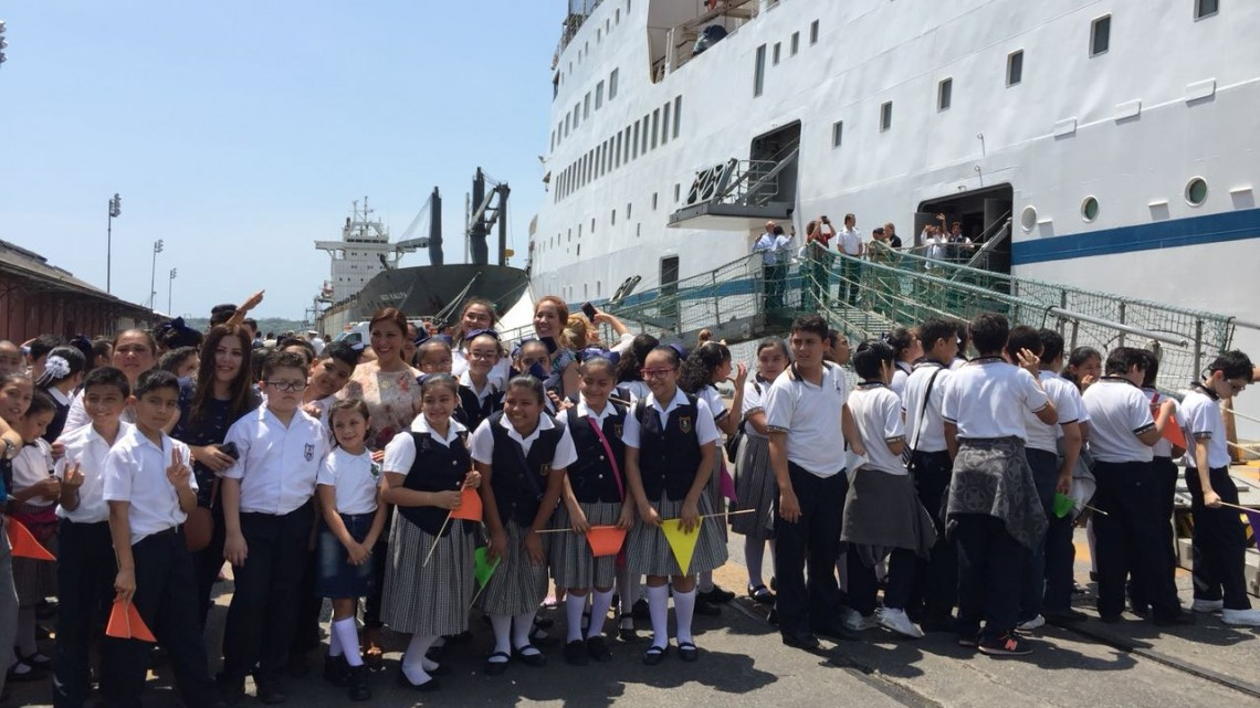 Logos Hope abre sus puertas del mayor tesoro que guarda, su biblioteca