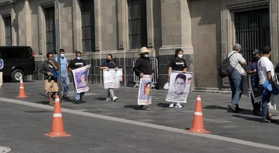 AMLO recibe a padres de los 43 normalistas de Ayotzinapa