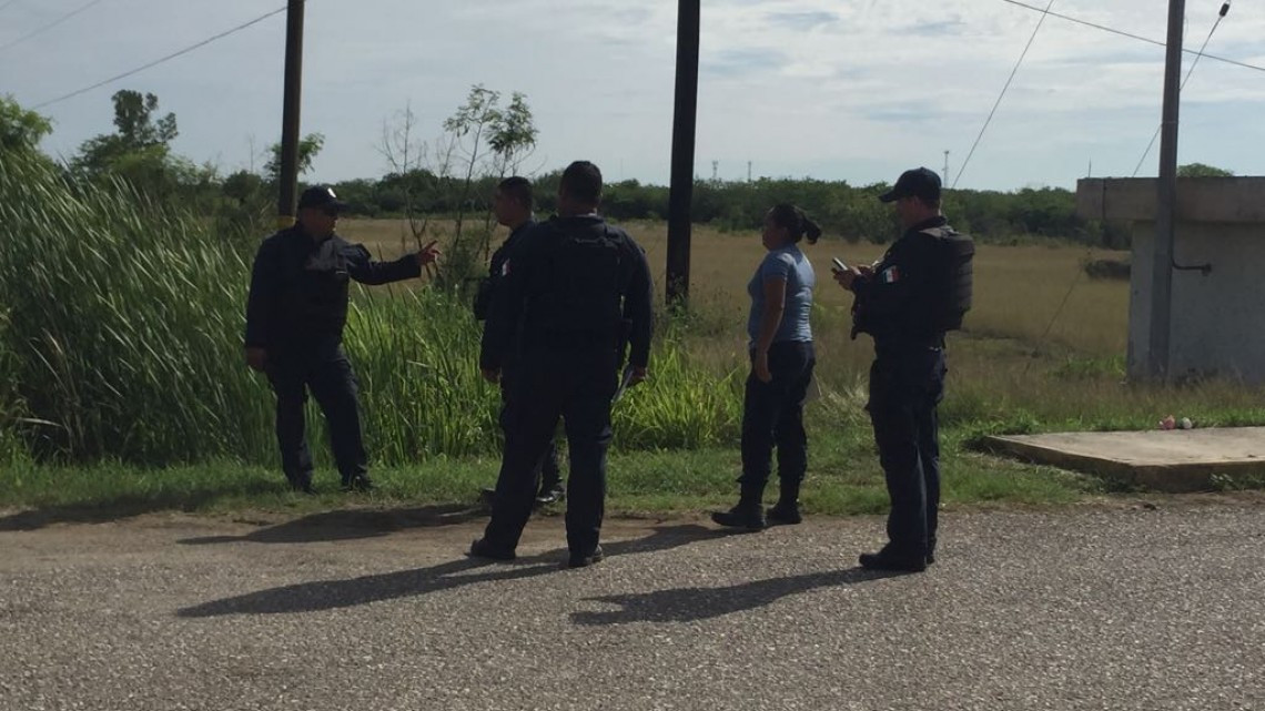 Policías estatales chocan contra trailer