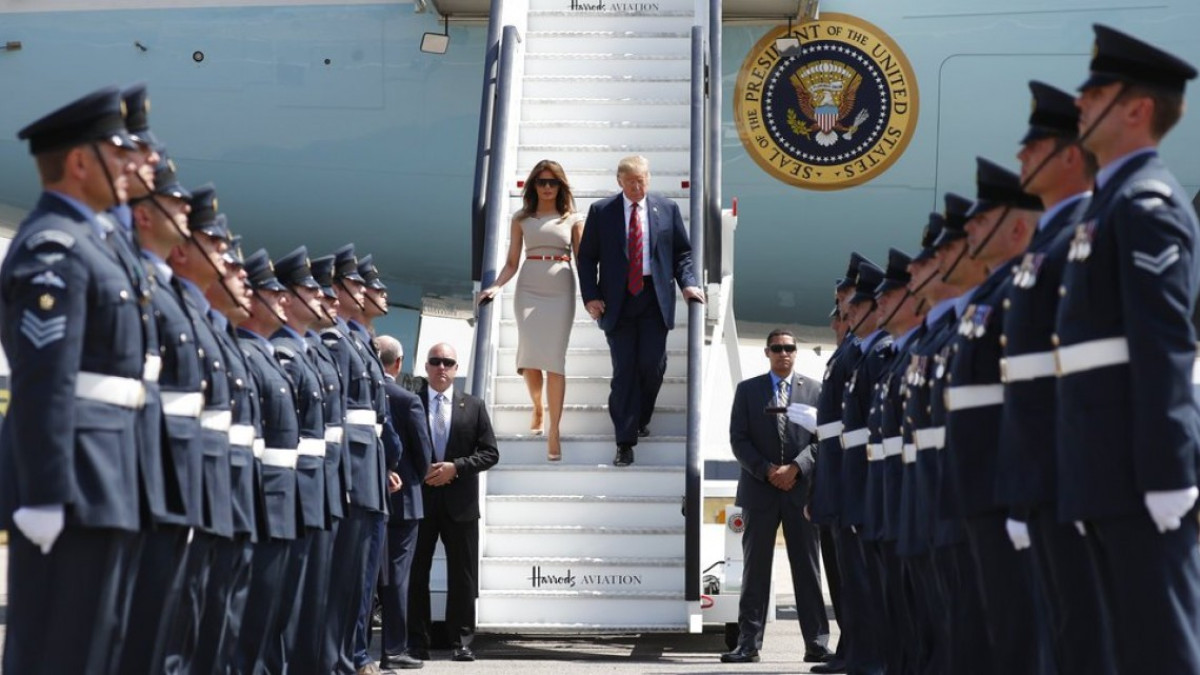 Trump llega a Reino Unido en medio de protestas