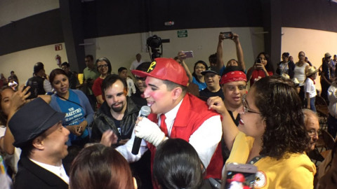 Ratón convive con niños especiales de Matamoros