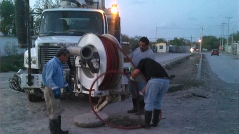 Intensifica COMAPA saneamiento de redes de drenaje sanitario