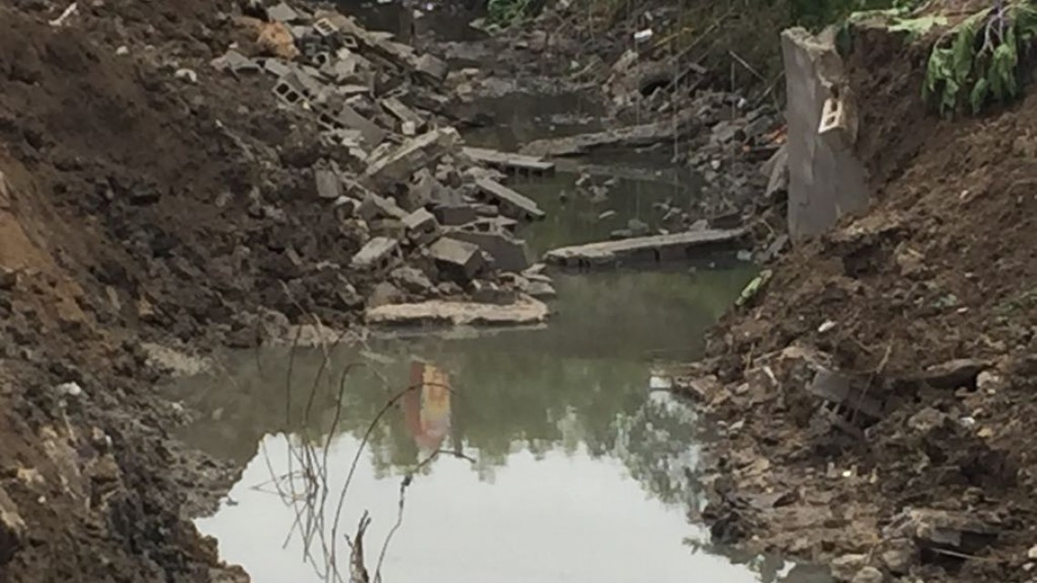 Obra recién entregada se colapsa por las lluvias