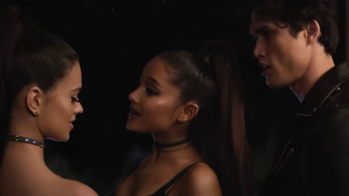 Ariana Grande confunde a sus fans con el sugerente final de su nuevo video
