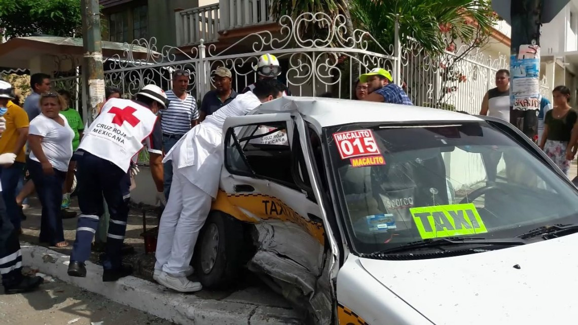 Taxista se pasa alto choca y mata a pasajera