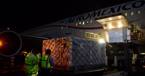 Arriba a México nuevo embarque de vacunas contra el COVID-19 de AstraZeneca 